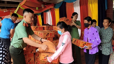 ໂຄສະນາ​ເຜີຍ​ແຜ່​ປ້ອງ​ກັນ​ພະຍາດ​ເອດ ​ແລະ ມອບ​ຂອງຂວັນ​ໃຫ້​ຊາວ​ຂະ​ເໝນ​ຢູ່​ຕາ​ແສງ ອານ​ກູ