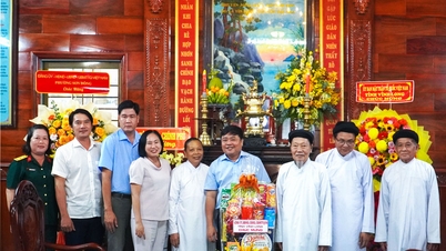 Une délégation de la province de Vinh Long a visité et félicité la religion Cao Dai à l'occasion de sa fondation.