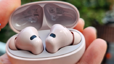 Huawei FreeBuds 7i: Cor rosa vibrante e tecnologia de cancelamento de ruído de última geração.