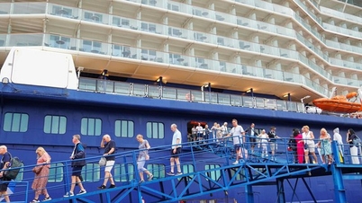 Gambar jarak dekat kapal Celebrity Solstice yang kembali ke Vietnam, membawa 2,500 pelancong