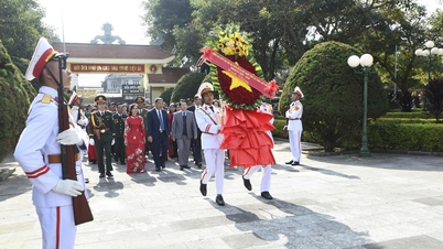 Đoàn đại biểu dự Đại hội Đại biểu Mặt trận Tổ quốc Việt Nam tỉnh Lai Châu viếng Nghĩa trang Liệt sĩ tỉnh
