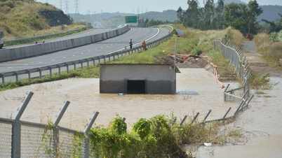 Εικόνα της αντλίας ελέγχου πλημμυρών στον αυτοκινητόδρομο Phan Thiet - Dau Giay βυθισμένης στα νερά της πλημμύρας