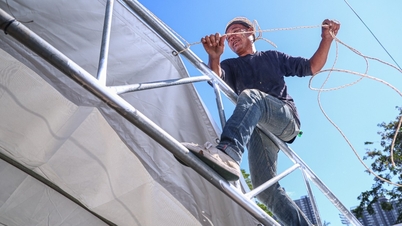 第33回東南アジア競技大会の開幕を前に、タイの労働者たちが懸命に働いている。