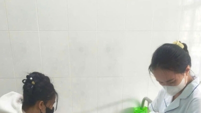 سربازان لام دونگ به مادری که دوقلو به دنیا می‌آورد کمک می‌کنند تا از منطقه سیل‌زده خارج شود.