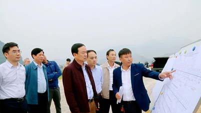 Wiceprzewodniczący Prowincjonalnego Komitetu Ludowego Quach Tat Liem dokonał przeglądu postępu prac nad projektem regionalnej drogi łącznikowej.