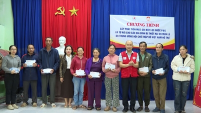 ອົງການກາແດງນະຄອນ ດ່າໜັງ ມອບຂອງຂວັນ 50 ພູດ ໃຫ້ແກ່ຄອບຄົວທີ່ໄດ້ຮັບຜົນກະທົບຈາກໄພນໍ້າຖ້ວມ.