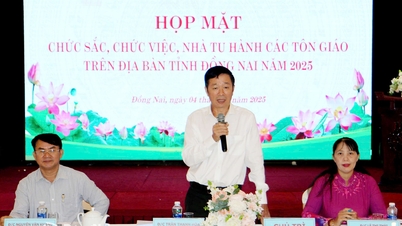 Dong Nai organiza encontro de dignitários religiosos, autoridades e monges.