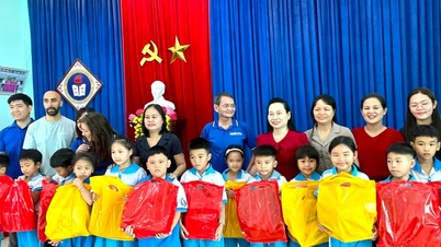 ມອບຂອງຂວັນ 212 ພູດໃຫ້ນັກຮຽນທີ່ດ້ອຍໂອກາດຢູ່ຕາແສງ ໜອງເຊີນ