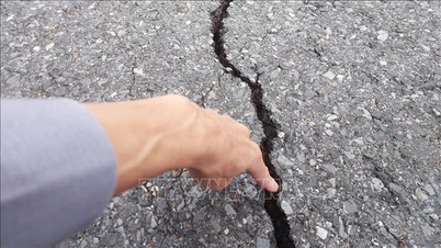 Quang Tri vurderer den nåværende statusen for sprekker i veien på riksvei 1A, gjennom Deo Ngang-passet.