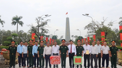 Líderes da província de Tay Ninh e do Comando da Região Militar 7 ofereceram incenso em sinal de gratidão no cemitério provincial dos mártires.