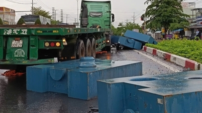 数十トンの重さの鉄の塊4つがコンテナから落ち、道路上のバイクに乗った人に当たった。