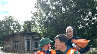 Los soldados de Lam Dong se adentran en el agua y sacan a la gente de la inundación.