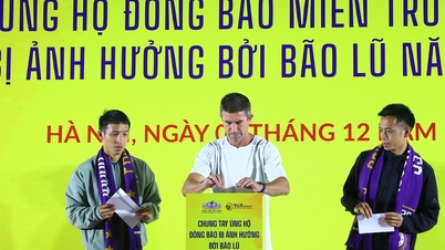 គ្រូបង្វឹក Harry Kewell, Van Quyet និង Hung Dung បរិច្ចាគជួយជនរងគ្រោះដោយទឹកជំនន់