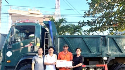 سونگ لوئے کمیون دو شہریوں کو سیلاب سے محفوظ طریقے سے لوگوں کی مدد کرنے پر انعام دیتا ہے۔