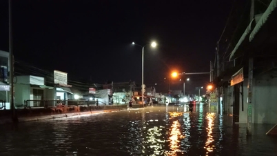 מפלס מים גבוה הציף עמוקות אזורי מגורים רבים ברובע האם טאנג.