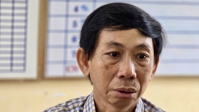 Były dyrektor szkoły Phu Yen rozpłakał się z powodu przerażającej powodzi.