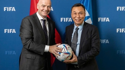 ປະທານ​ສະຫະພັນ​ບານ​ເຕະ​ຫວຽດນາມ ​ເຂົ້າ​ຮ່ວມ​ພິທີ​ແຕ້ມ​ຮູບ​ໃນ​ການ​ແຂ່ງຂັນ​ເຕະບານ​ໂລກ 2026 ຮອບ​ສຸດ​ທ້າຍ