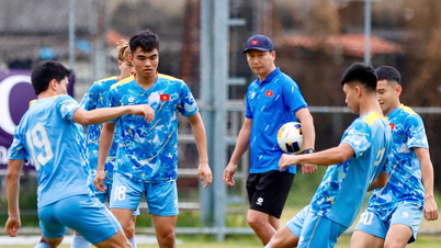 Kim Sang-sik úr bemutatja zsonglőrtudását, az U22-es vietnámi válogatott nem fél Malajziától