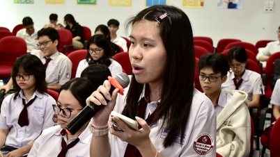 Practical learning at Tuoi Tre newspaper, students ask how to avoid negative news on social networks