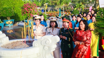 Vietnam Kadınlar Birliği'nin İl Kongresi'ne katılan delegeler kahraman şehitleri ziyaret etti