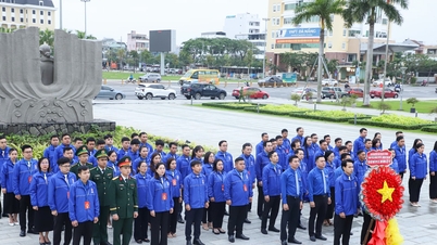 สหภาพเยาวชนคอมมิวนิสต์โฮจิมินห์แห่งเมืองดานังถวายธูปแด่วีรชนผู้พลีชีพ