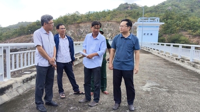 Wakil Ketua Komite Rakyat Provinsi Lam Dong Nguyen Minh memeriksa dan mengarahkan tanggap banjir.