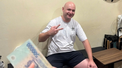 Pelanggan Barat menyukai minuman di sebuah toko di Hanoi, meninggalkan 500.000 VND untuk dipotong uang