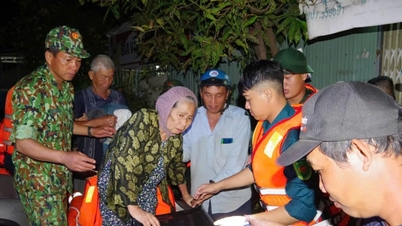 ກໍາລັງປະກອບອາວຸດຢູ່ແຄມຝັ່ງທະເລເຮັດວຽກຕະຫຼອດຄືນເພື່ອຊ່ວຍປະຊາຊົນຕໍ່ສູ້ກັບໄພນໍ້າຖ້ວມ