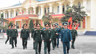 O Tenente-General Le Huy Vinh inspecionou o Regimento 257, Divisão 361, Defesa Aérea - Serviço da Força Aérea.