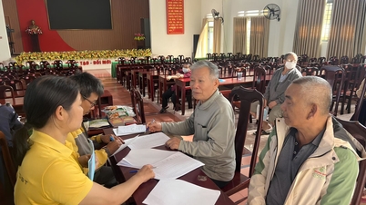 Folk er begeistret for å motta 3 måneder med pensjon og sosialtrygd i kontanter.