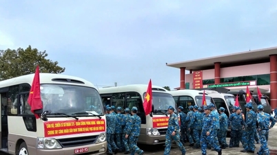 230 officieren en soldaten van Luchtverdedigingsdivisie 375 gingen naar Dak Lak om huizen te bouwen voor mensen in de door overstromingen getroffen gebieden.