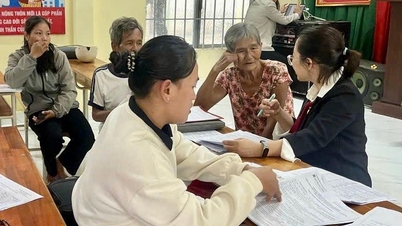 Trung Khanh Vinh Commune completed payment of non-cash subsidies to people with revolutionary contributions.