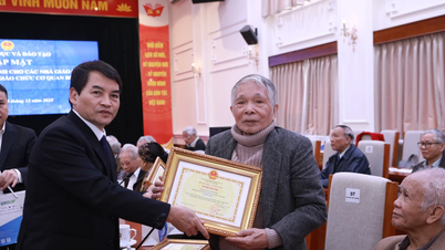 وزارت تعلیم و تربیت کے سابق اساتذہ کی انجمن بی میں جانے والے اساتذہ کا اعزاز