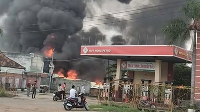 주유소 옆에 있는 기계 장비를 보관하는 창고에서 화재가 발생했습니다.