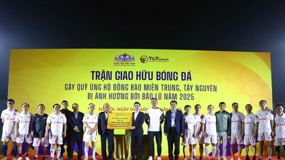 Trainer Kewell und die Spieler von Hanoi FC engagieren sich gemeinsam für die Flutopfer.