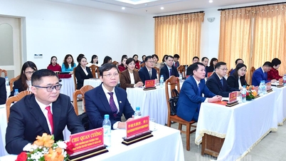 คณะกรรมการจัดงานของคณะกรรมการพรรคจังหวัดเตวียนกวางประสานงานกับคณะผู้แทนของคณะกรรมการจัดงานของคณะกรรมการพรรคเมืองบั๊กซักเพื่อจัดหลักสูตรฝึกอบรมเกี่ยวกับการทำงานสร้างพรรค