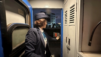 ຊີ​ວິດ​ຢູ່​ເທິງ​ລົດ​ໄຟ​ທຳ​ອິດ​ທີ່​ເຊື່ອມ​ຕໍ່​ຕາ​ເວັນ​ຕົກ​ແລະ​ຕາ​ເວັນ​ອອກ Hai Phong