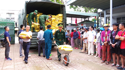 ກອງບັນຊາການ ປກສ ແຂວງ ແຄ໋ງຮ່ວາ ໄດ້ສົມທົບກັນມອບເຂົ້າສານ 20 ໂຕນ ແລະ ຂອງຂວັນ 384 ໜ່ວຍ ເພື່ອຊ່ວຍເຫຼືອປະຊາຊົນທີ່ໄດ້ຮັບຜົນກະທົບຈາກໄພນໍ້າຖ້ວມ.