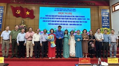 तै निन्ह के कलाकार प्रथम प्रांतीय पार्टी कांग्रेस के प्रस्ताव का अध्ययन करते हुए