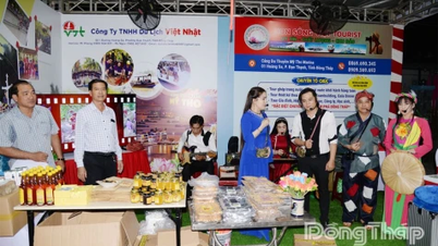 "संस्कृति, पर्यटन और शिल्प गांवों को जोड़ना" प्रदर्शनी देखने के लिए बहुत से लोग आए