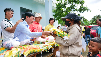 Akhbar, Radio dan Televisyen Khanh Hoa bekerjasama memberi 371 hadiah kepada isi rumah dan pelajar di kawasan yang dilanda banjir.