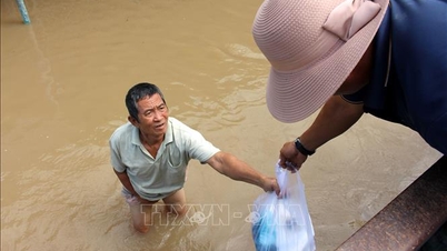 Fornecendo itens de primeira necessidade às pessoas nas áreas alagadas de Lam Dong.