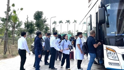 صورة للقوة الطبية في هاي فونغ في طريقها لدعم داك لاك في التغلب على عواقب الفيضانات