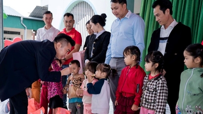 Ο Όμιλος Hoang Gia Phat προσφέρει 200 ​​δώρα σε μαθητές και άτομα που επλήγησαν από τις καταιγίδες στο Ha Tinh