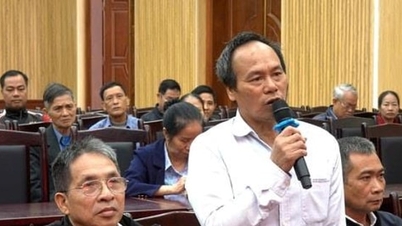 Ο Thanh Oai συνομιλεί με ανθρώπους σχετικά με τη διοικητική μεταρρύθμιση