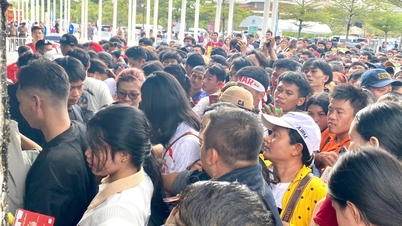 Ogromny widok tysięcy widzów przybywających na stadion, aby obejrzeć mecz Filipin z Mjanmą