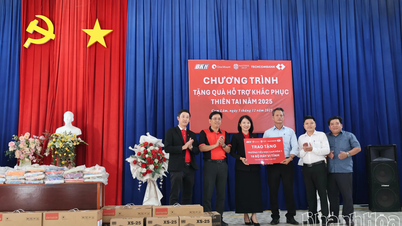 Η εφημερίδα και το ραδιόφωνο Khanh Hoa, η τηλεόραση, η Techcombank και το οικοσύστημα δώρισαν 16 υπολογιστές και 100 δώρα στο Δημοτικό Σχολείο Cam Hoa 1