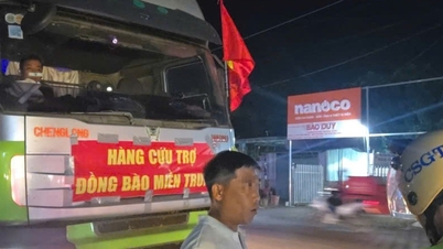 Dán băng rôn hàng cứu trợ trên xe để chở gạo quá tải là hành vi đáng lên án