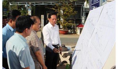 동탑성 인민위원회 부위원장 응우옌 타인 지우가 산사태 상황을 시찰했습니다.