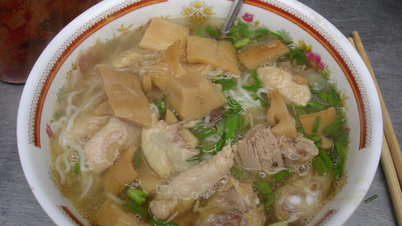 Bihun rebung bebek, bubur bebek, dan puding darah bebek termasuk dalam 50 hidangan bebek terbaik di dunia.